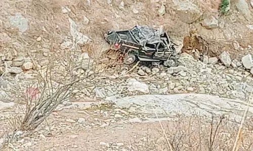 Pangi में कार के खाई में गिरने से एक की मौत, दो घायल Pangi में कार के खाई में गिरने से एक की मौत, दो घायल