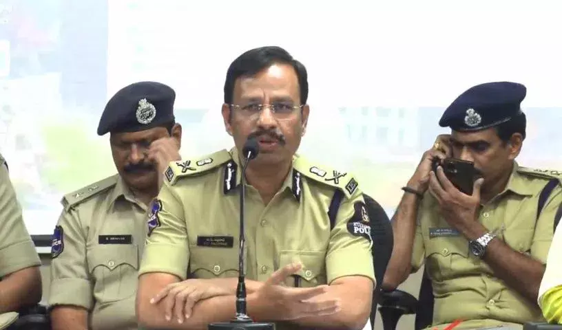 Hyderabad: CP सज्जनार ने लोगों को इंफ्लुएंसर्स के नकली लकी ड्रॉ स्कैम के खिलाफ चेतावनी दी Hyderabad: CP सज्जनार ने लोगों को इंफ्लुएंसर्स के नकली लकी ड्रॉ स्कैम के खिलाफ चेतावनी दी