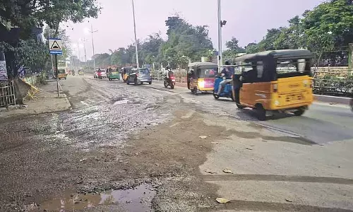 Chennai: MLA हॉस्टल के पास पानी के टैंकर से सड़क खराब होने से गाड़ी चलाने वालों को परेशानी हुई Chennai: MLA हॉस्टल के पास पानी के टैंकर से सड़क खराब होने से गाड़ी चलाने वालों को परेशानी हुई