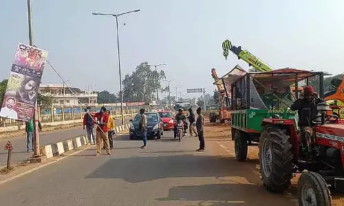 Karnataka : शिडलाघट्टा में बैनर हटाने का काम ज़ोरों पर