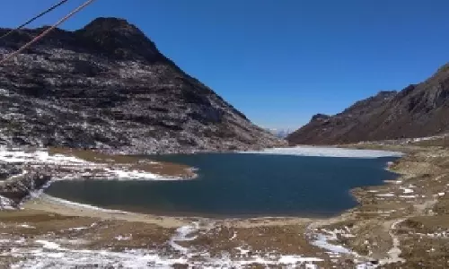 Arunachal में जमी हुई सेला झील से एक टूरिस्ट की मौत, दूसरे को बचाया Arunachal में जमी हुई सेला झील से एक टूरिस्ट की मौत, दूसरे को बचाया