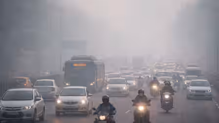 Noida: प्रदूषण और कोहरे से जनजीवन प्रभावित Noida: प्रदूषण और कोहरे से जनजीवन प्रभावित