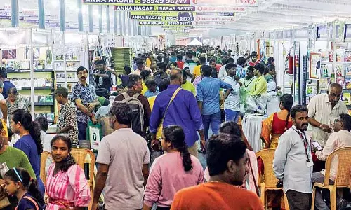 Chennai बुक फेयर में हेल्थ और वेलनेस से जुड़ी किताबें लगातार भीड़ खींच रही Chennai बुक फेयर में हेल्थ और वेलनेस से जुड़ी किताबें लगातार भीड़ खींच रही