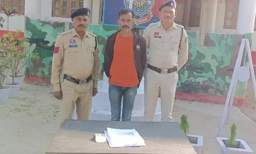 गांव में सट्टा पट्टी लगवाते सटोरिया गिरफ्तार, कैश जब्त गांव में सट्टा पट्टी लगवाते सटोरिया गिरफ्तार, कैश जब्त