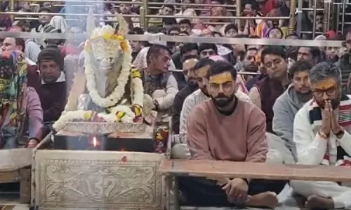 Kohli, Kuldeep ने महाकालेश्वर मंदिर में दर्शन किए और भस्म आरती में शामिल हुए Kohli, Kuldeep ने महाकालेश्वर मंदिर में दर्शन किए और भस्म आरती में शामिल हुए