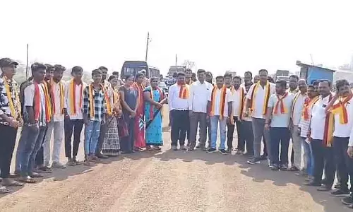 Bailhongal : एक-एक करोड़ रुपये मुआवजे की मांग को लेकर प्रदर्शन Bailhongal : एक-एक करोड़ रुपये मुआवजे की मांग को लेकर प्रदर्शन