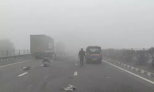 Agra: कोहरे ने यातायात पर डाला ब्रेक, वाहनों की गति धीमी Agra: कोहरे ने यातायात पर डाला ब्रेक, वाहनों की गति धीमी