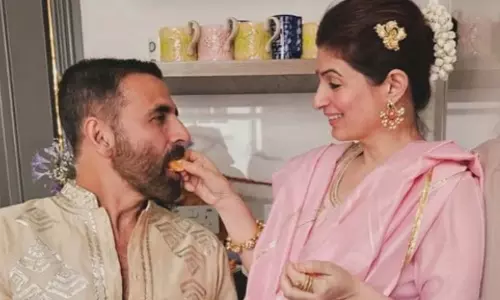 Akshay Kumar ने ट्विंकल खन्ना के साथ शादी के 25 साल को पागलपन जिसे हम प्यार करते हैं कहा Akshay Kumar ने ट्विंकल खन्ना के साथ शादी के 25 साल को पागलपन जिसे हम प्यार करते हैं कहा
