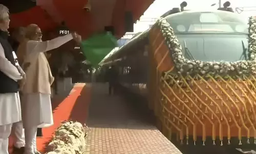 Vande Bharat Sleeper Train: देश को मिली पहली वंदे भारत स्लीपर ट्रेन की सौगात, पीएम मोदी ने दिखाई हरी झंडी, VIDEO