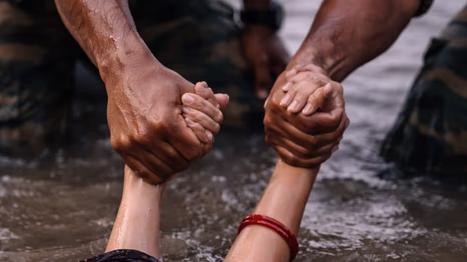 सेना के जवानों ने Guwahati में ब्रह्मपुत्र में डूब रही महिला को बचाया सेना के जवानों ने Guwahati में ब्रह्मपुत्र में डूब रही महिला को बचाया