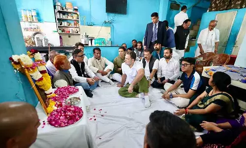 Rahul Gandhi ने इंदौर में पानी के दूषित होने से पीड़ित मरीजों और उनके परिवारों से मुलाकात की Rahul Gandhi ने इंदौर में पानी के दूषित होने से पीड़ित मरीजों और उनके परिवारों से मुलाकात की