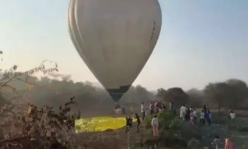 हैदराबाद में नेकनामपुर झील के पास Hot Air Balloon की इमरजेंसी लैंडिंग हैदराबाद में नेकनामपुर झील के पास Hot Air Balloon की इमरजेंसी लैंडिंग