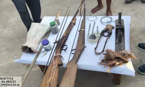 अंगुल गांव में विस्फोटक और हथियार जब्त अंगुल गांव में विस्फोटक और हथियार जब्त