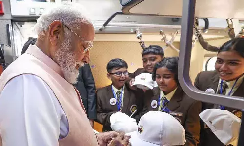 PM Modi ने पश्चिम बंगाल में 3,250 करोड़ से ज़्यादा की रेल और सड़क परियोजनाओं का उद्घाटन किया