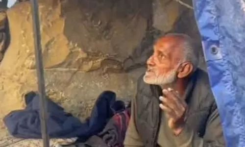 लाचार और बेसहारा बुज़ुर्ग आदमी परूर में Radha Soami Dera के पास कड़ाके की ठंड में खुले में रहता है लाचार और बेसहारा बुज़ुर्ग आदमी परूर में Radha Soami Dera के पास कड़ाके की ठंड में खुले में रहता है