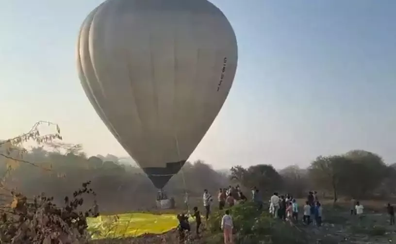 Hyderabad में नेकनामपुर झील पर हॉट एयर बैलून की इमरजेंसी लैंडिंग