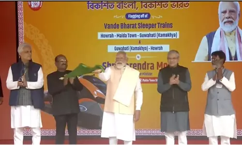 PM मोदी ने मालदा से भारत की पहली वंदे भारत स्लीपर ट्रेन को हरी झंडी दिखाकर रवाना किया