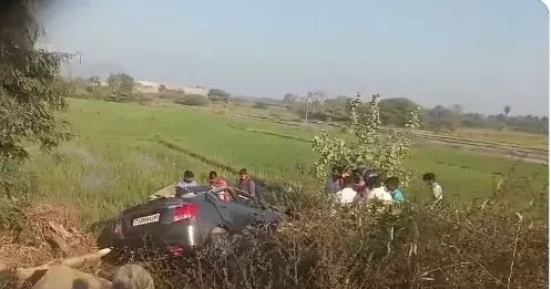 Telangana : सूर्यपेट में कार पलटने से टीचर की मौत