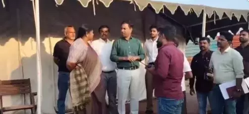 Seethakka ने मेदाराम में कैबिनेट मीटिंग के इंतज़ामों का रिव्यू किया Seethakka ने मेदाराम में कैबिनेट मीटिंग के इंतज़ामों का रिव्यू किया