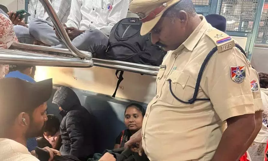 Telangana : रेलवे ने फायर सेफ्टी और एंटी-स्मोकिंग ड्राइव चलाया