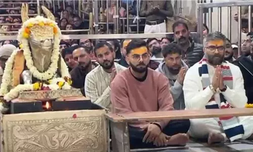 Ujjain: वनडे मैच से पहले खिलाड़ियों ने मां महाकाल का आशीर्वाद लिया Ujjain: वनडे मैच से पहले खिलाड़ियों ने मां महाकाल का आशीर्वाद लिया