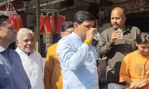 Indore: मेयर-पार्षद ने पिया नल का पानी, जनता को दिया संदेश Indore: मेयर-पार्षद ने पिया नल का पानी, जनता को दिया संदेश