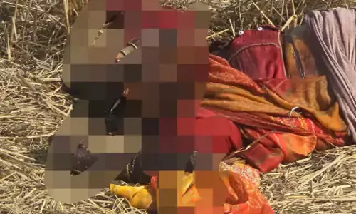 खेत में महिला की लाश मिली, बदबू फैलने पर चला पता खेत में महिला की लाश मिली, बदबू फैलने पर चला पता