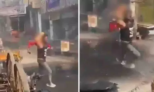 Ghaziabad में ट्रांसफार्मर फटने का डरावना वीडियो, आदमी भागते हुए बचा Ghaziabad में ट्रांसफार्मर फटने का डरावना वीडियो, आदमी भागते हुए बचा