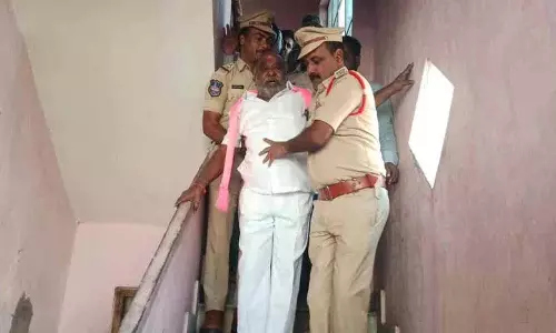पुलिस ने Jogu Ramanna को उसके घर में घुसकर गिरफ्तार कर लिया