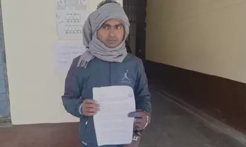 डॉक्टर थे गैरहाजिर तो सफाईकर्मी ने कराई डिलीवरी, महिला की मौत पर पति ने मांगा इंसाफ डॉक्टर थे गैरहाजिर तो सफाईकर्मी ने कराई डिलीवरी, महिला की मौत पर पति ने मांगा इंसाफ
