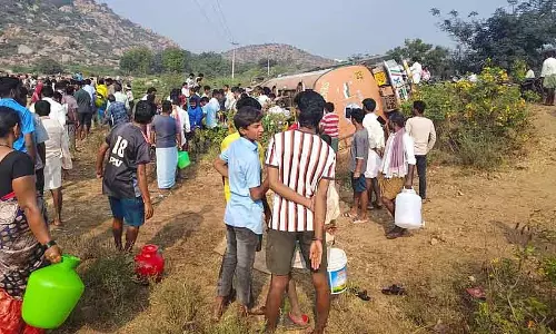 Karnataka : टैंकर लॉरी पलटने से पाम ऑयल में डूबे लोग