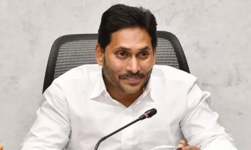 जगन ने YSRC कार्यकर्ता की हत्या पर मुख्यमंत्री की आलोचना की जगन ने YSRC कार्यकर्ता की हत्या पर मुख्यमंत्री की आलोचना की