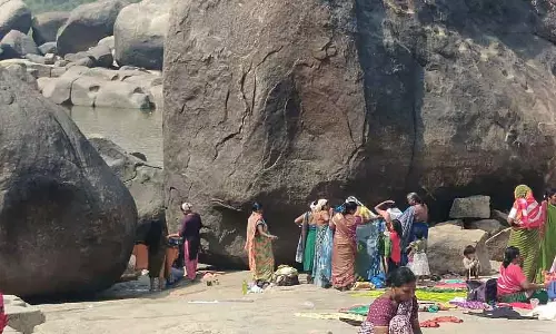 Karnataka : हज़ारों भक्तों ने हम्पी में पवित्र डुबकी लगाई