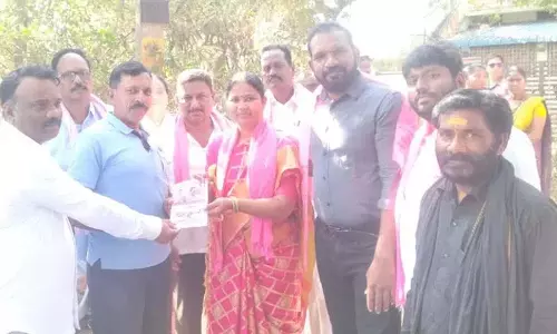 हरिप्रिया नायक ने वादा किया कि अगर BRS जीतती है तो इल्लेन्दु नगर पालिका पर गुलाबी झंडा लहराया जाएगा हरिप्रिया नायक ने वादा किया कि अगर BRS जीतती है तो इल्लेन्दु नगर पालिका पर गुलाबी झंडा लहराया जाएगा