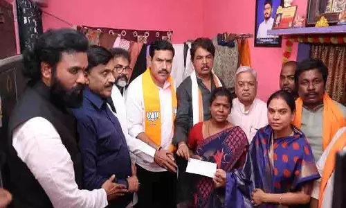 बेल्लारी: मारे गए कांग्रेस कार्यकर्ता के घर पहुंचा BJP प्रतिनिधिमंडल बेल्लारी: मारे गए कांग्रेस कार्यकर्ता के घर पहुंचा BJP प्रतिनिधिमंडल