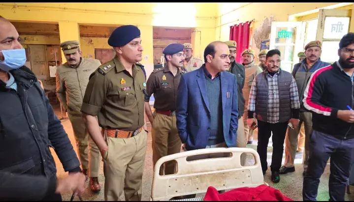 Pratapgarh: मेडिकल कॉलेज पहुंचे डीएम व एसपी, घायलों से की मुलाकात Pratapgarh: मेडिकल कॉलेज पहुंचे डीएम व एसपी, घायलों से की मुलाकात