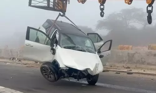 Bathinda: कोहरे के कारण बड़ा सड़क हादसा, फॉर्च्यूनर पलटी Bathinda: कोहरे के कारण बड़ा सड़क हादसा, फॉर्च्यूनर पलटी