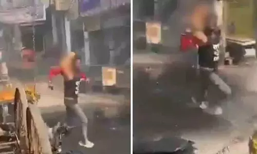 Ghaziabad में ट्रांसफॉर्मर में धमाका: आग में घिरा आदमी जान बचाने के लिए भागा, वीडियो वायरल Ghaziabad में ट्रांसफॉर्मर में धमाका: आग में घिरा आदमी जान बचाने के लिए भागा, वीडियो वायरल