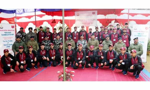SSB कमांडेंट ने 30 छात्रों को भारत दर्शन के लिए हरी झंडी दिखाई SSB कमांडेंट ने 30 छात्रों को भारत दर्शन के लिए हरी झंडी दिखाई