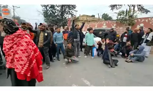 REASI: सरकारी आदेश के खिलाफ ट्रांसपोर्टरों की हड़ताल से पब्लिक ट्रांसपोर्ट प्रभावित REASI: सरकारी आदेश के खिलाफ ट्रांसपोर्टरों की हड़ताल से पब्लिक ट्रांसपोर्ट प्रभावित