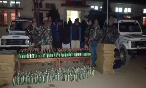 Manipur पुलिस ने अवैध शराब की खेप पकड़ी, काकचिंग में चार गिरफ्तार Manipur पुलिस ने अवैध शराब की खेप पकड़ी, काकचिंग में चार गिरफ्तार