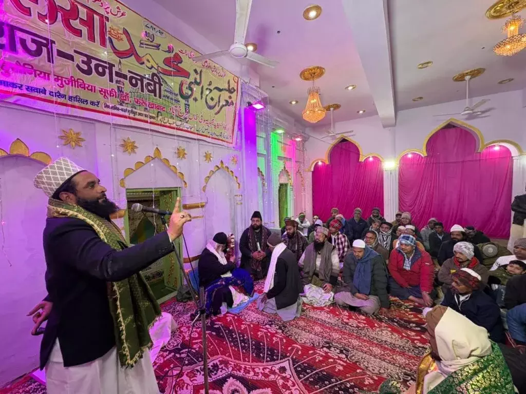 Farrukhabad: जलसे में शामिल हुए श्रद्धालु, दरगाह में बढ़ा उत्साह Farrukhabad: जलसे में शामिल हुए श्रद्धालु, दरगाह में बढ़ा उत्साह
