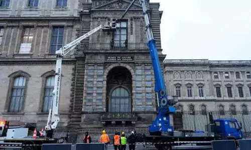Louvre Museum चोरी: शाही गहनों की तलाश में जुटी फ्रेंच पुलिस