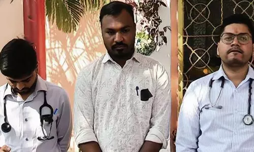 Capital Hospital के डॉक्टर पर हमला, सहकर्मियों ने सुरक्षा की मांग करते हुए विरोध प्रदर्शन किया Capital Hospital के डॉक्टर पर हमला, सहकर्मियों ने सुरक्षा की मांग करते हुए विरोध प्रदर्शन किया