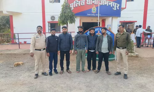 अभनपुर में इनोवा से कुचलकर युवक की हत्या, 5 आरोपी गिरफ्तार अभनपुर में इनोवा से कुचलकर युवक की हत्या, 5 आरोपी गिरफ्तार