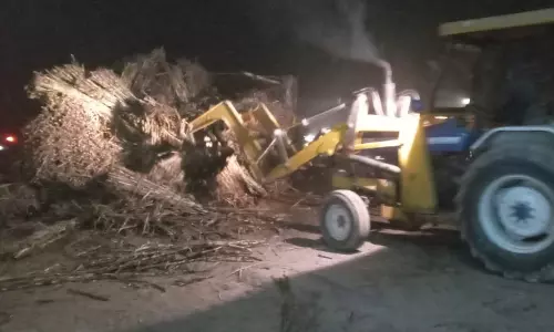 Bareilly: गन्ना लदे वाहन पलटने से दिल्ली हाईवे पर यातायात बाधित Bareilly: गन्ना लदे वाहन पलटने से दिल्ली हाईवे पर यातायात बाधित