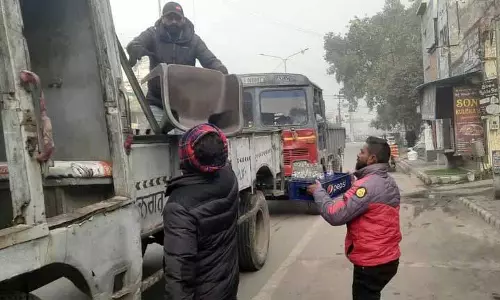 कोहरे के बीच MC ने शहर की मुख्य सड़कों से अतिक्रमण हटाया कोहरे के बीच MC ने शहर की मुख्य सड़कों से अतिक्रमण हटाया