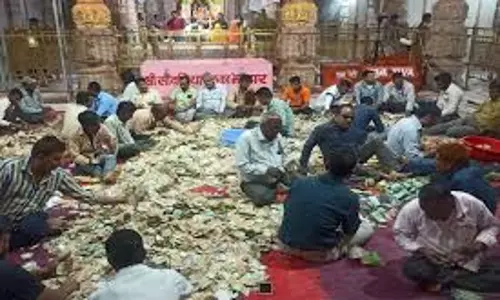 Chittorgarh: प्रथम चरण में मंदिर के भंडार से बड़ी दान राशि हुई निकासी Chittorgarh: प्रथम चरण में मंदिर के भंडार से बड़ी दान राशि हुई निकासी