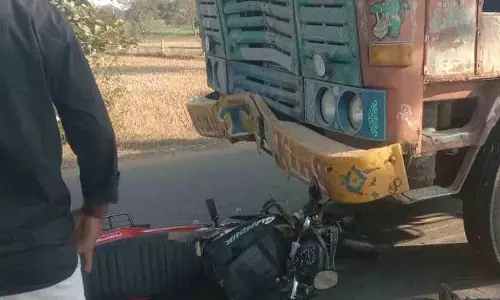 जपथी लिंगारेड्डी पल्ली एक्स रोड पर Bike-Lorry एक्सीडेंट में पिता और पुत्र की मौत