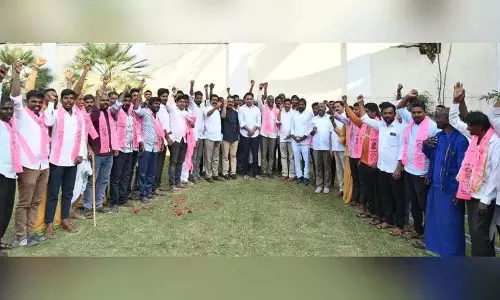 KTR की मौजूदगी में बीआरएस में शामिल हुए कांग्रेस नेता
